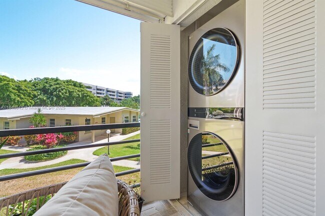 Building Photo - 555 Banyan Tree Ln