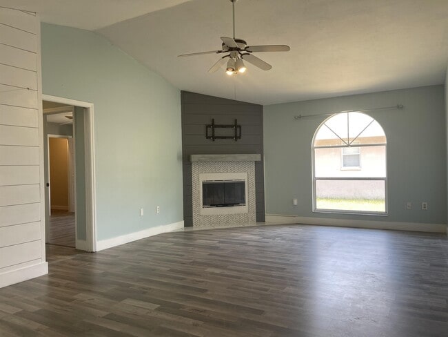 Building Photo - 5610 29th St Cir E