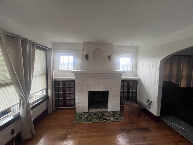 beautiful decorative fireplace - 534 Kenwick Dr
