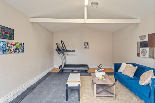 Building Photo - 6900 Thornhill Dr