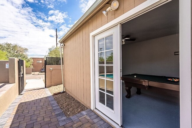 Building Photo - 928 E 6th St