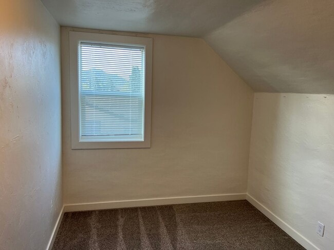 Building Photo - Updated 3 bedroom 1 bathroom house! MOVE I...
