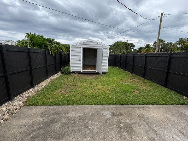 Building Photo - 1818 Meadow Ct