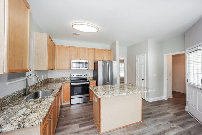 Building Photo - 83 Robinson Ln