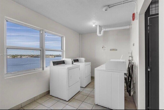 Building Photo - 1175 NE Miami Gardens Dr