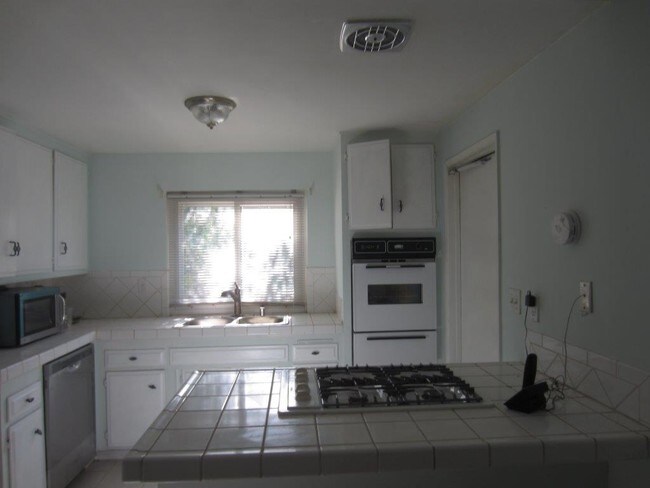 Building Photo - 2284 Athens Ave