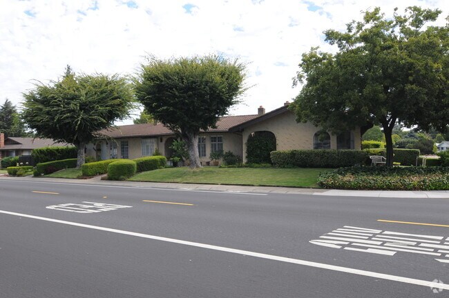 Building Photo - 5941 S Land Park Dr
