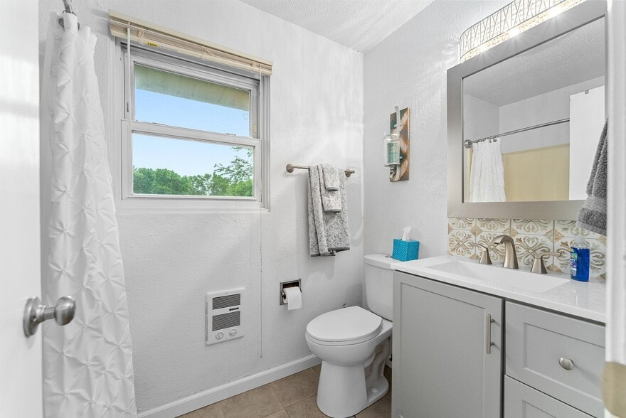 Building Photo - 1304 E Sylvan Cir