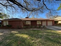 Building Photo - Large home in Brooadmor!