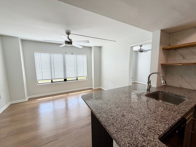 Building Photo - Five Points / USC Campus