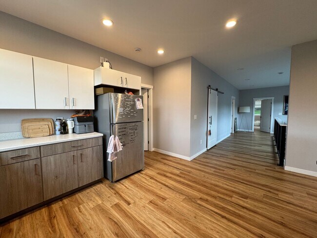 Building Photo - 6 Bed 5 Bath House Newer Updated Near Happy Valley, Fairhaven, WWU