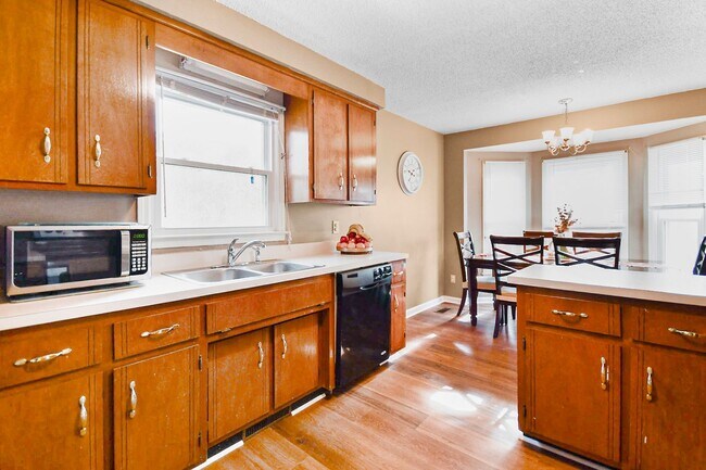 Building Photo - Conveniently Located Three Bedroom!