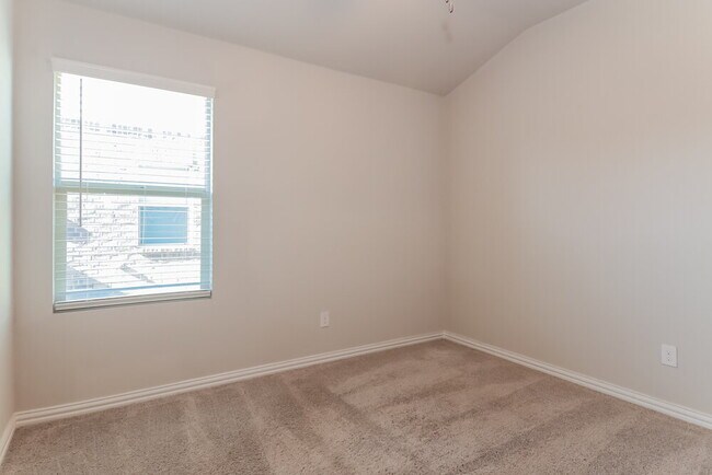 Building Photo - 1331 Black Canyon Ave