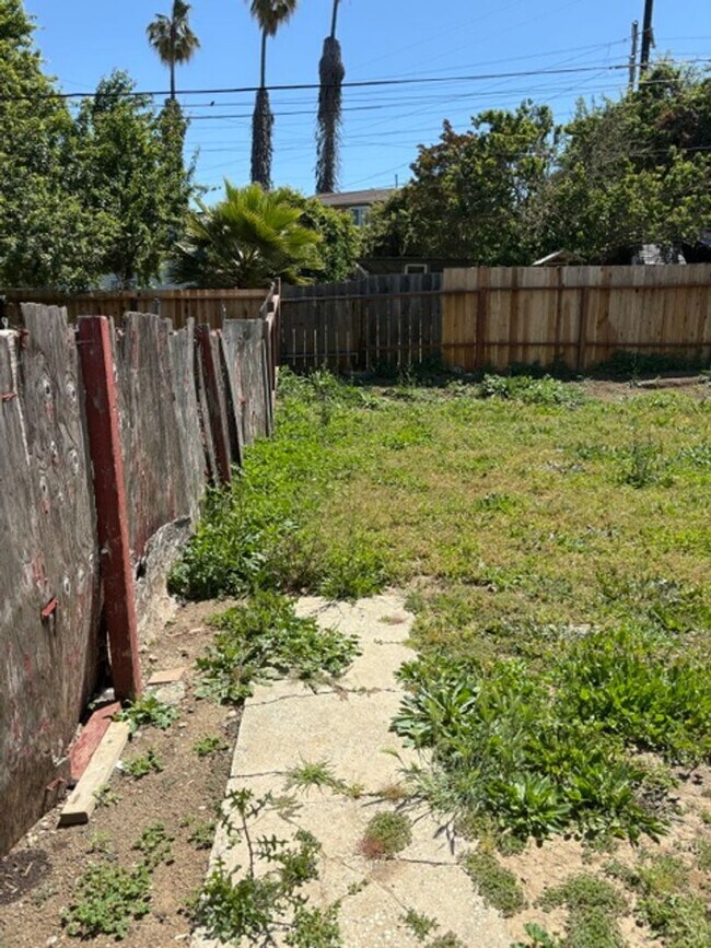 Building Photo - Available 3bd 1 bath