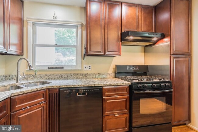 Building Photo - 7011 Hadlow Dr