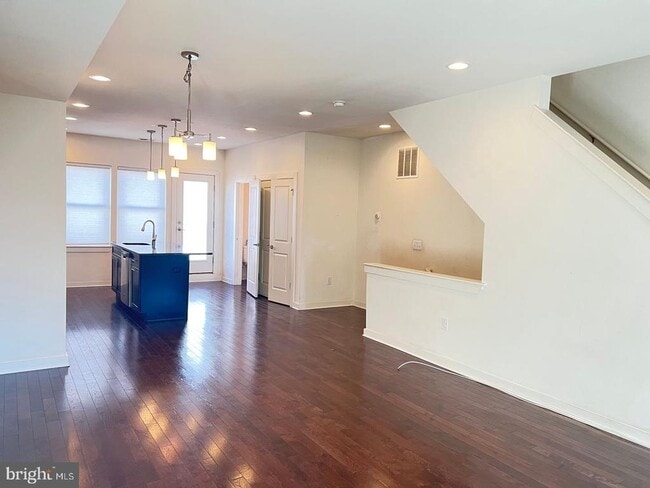 Building Photo - 2660 Collins St