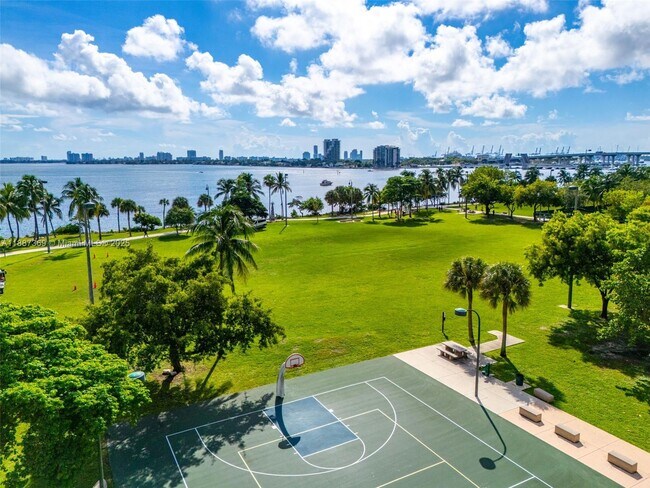Building Photo - 2020 N Bayshore Dr