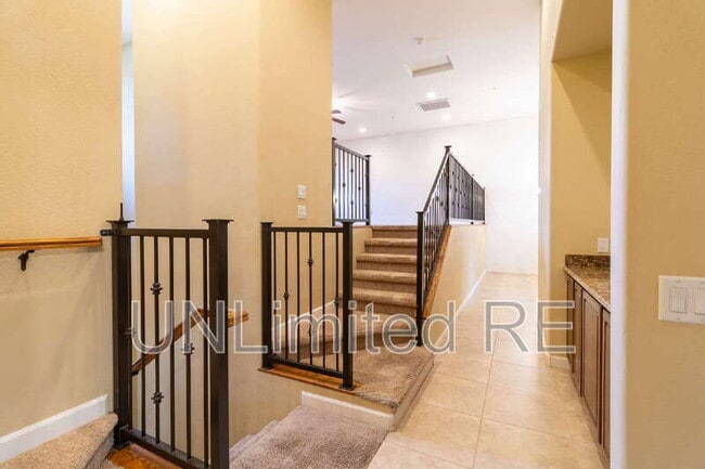 Building Photo - 425 E Woodland Dr