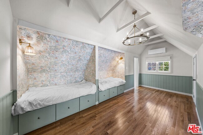 Building Photo - 2615 Canyon Dr