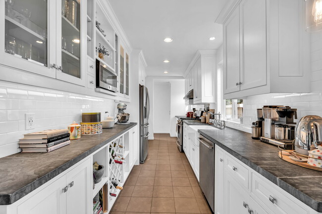 Building Photo - 5182 Ellenwood Dr