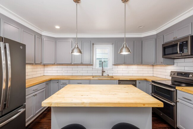 Building Photo - 2 Bedroom, 2 Bath in Homewood