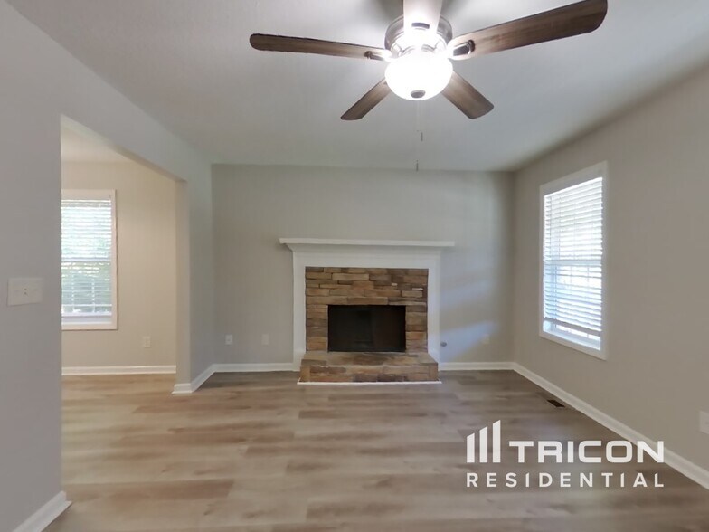 Building Photo - 250 Woodwind Dr