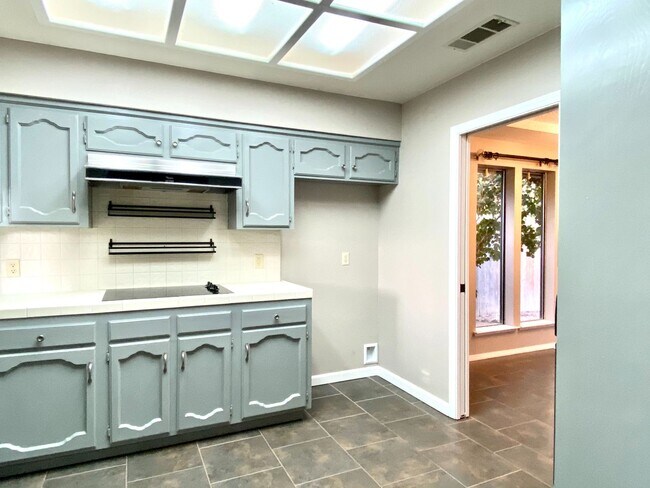 Building Photo - $2,450 Audubon & Friant 3 bed, N Bond, Fresno