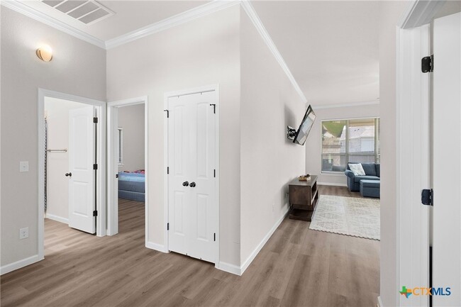 Building Photo - 7822 Kendall Hill Dr