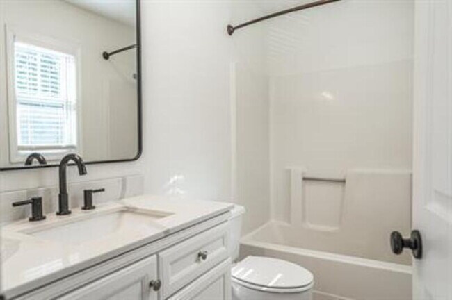 Building Photo - 145 Sandhurst Pl