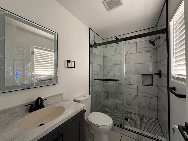 Building Photo - Beautiful 2 Bed 2 Bath duplex in Ontario