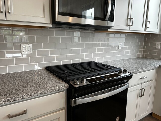 Building Photo - 1 BED 1 BATH JR ADU 2 months Free rent is applied to the 2nd month and the last month.