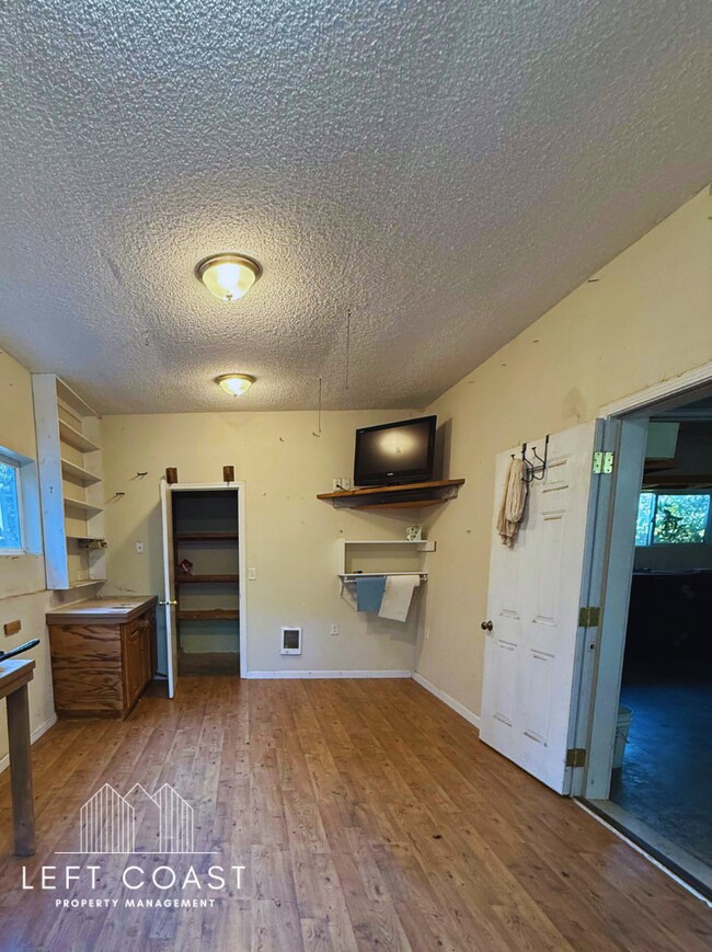 Building Photo - 6215 NE Oar Dr