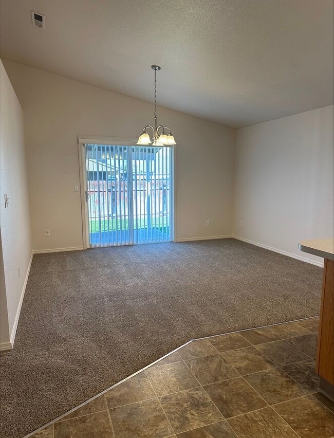 Building Photo - 3 bed|2 bath house with NEW PAINT & CARPET!