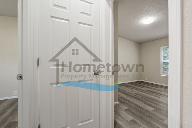 Building Photo - 3 Bedroom 2 Bathroom Home with Off-Street Parking Available in Sagle, Idaho!