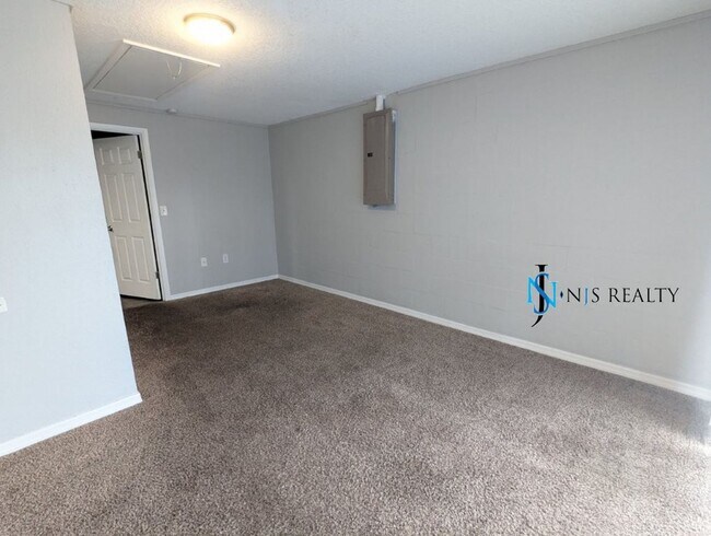 Building Photo - BEAUTIFUL, Large - 4/2 1500 Sq. Ft., Renov...
