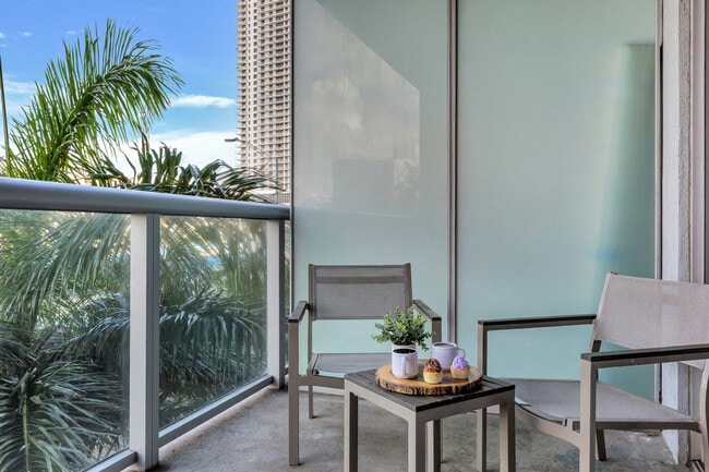 Building Photo - 2602 E Hallandale Beach Blvd