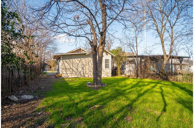 Building Photo - Charming 2BR 1BA Near Downtown