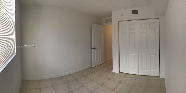 Building Photo - 13770 NE 3rd Ct