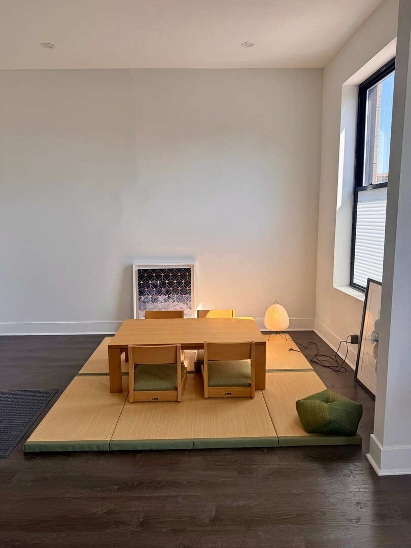 Building Photo - 948 W Addison St