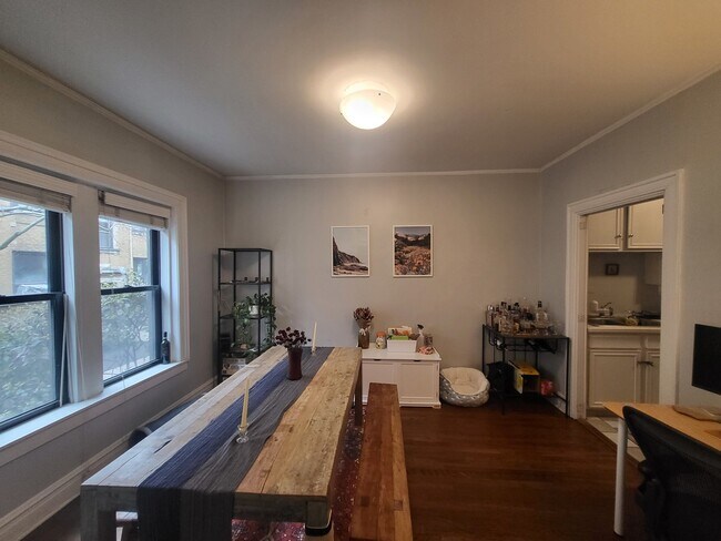 Building Photo - 547 W Brompton Ave
