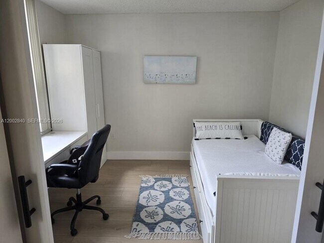 Building Photo - 520 SE 5 Ave