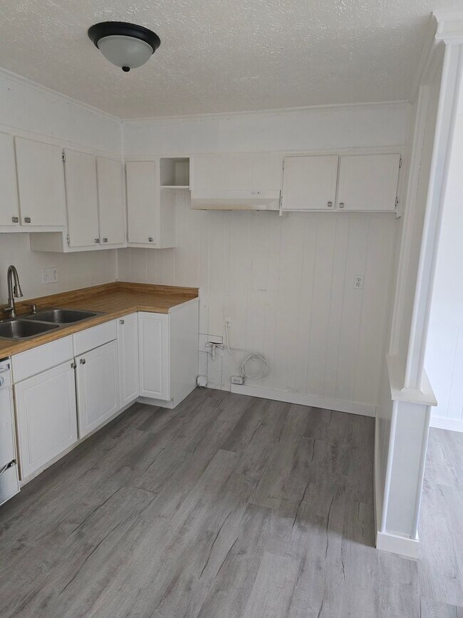 Building Photo - Beautiful West Side Located $950.00 2 Bedroom 1 Bathroom