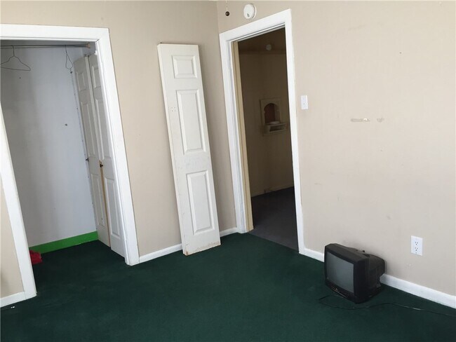 Building Photo - 342 College Dr