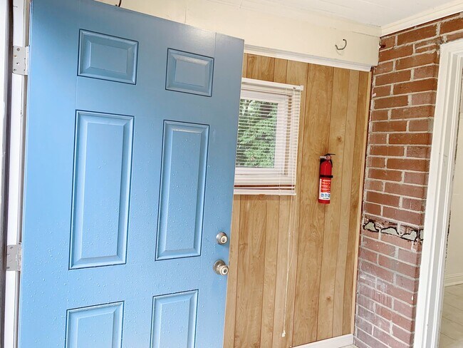 Building Photo - 3 Bedrooms 2 Bathrooms with fenced in back...