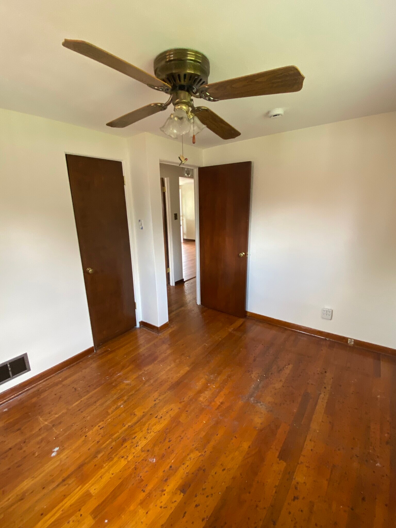 Building Photo - 906 Woodland Ave