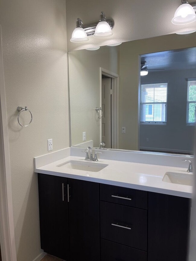 Building Photo - Modern 2-Bedroom Condo with Solar in the H...