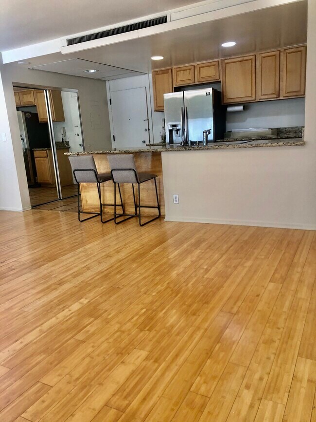 Building Photo - 2170 Century Park E