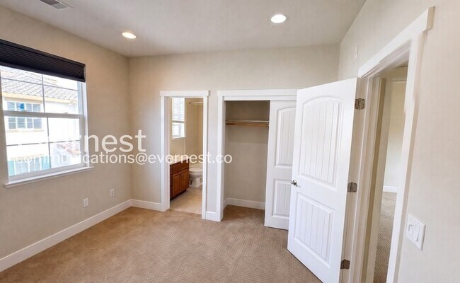 Building Photo - 3-Bed/3.5-Bath Townhome/ Available Now!