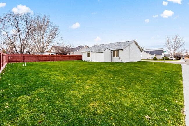 Building Photo - 727 W Clark Ave