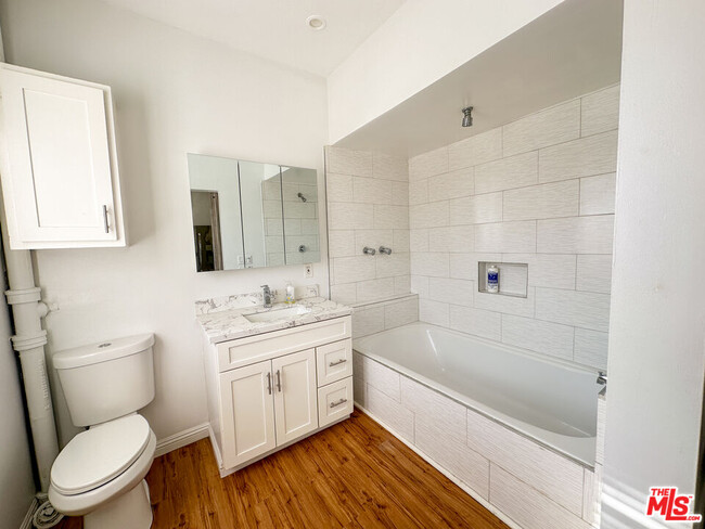 Building Photo - 1413 Paloma St